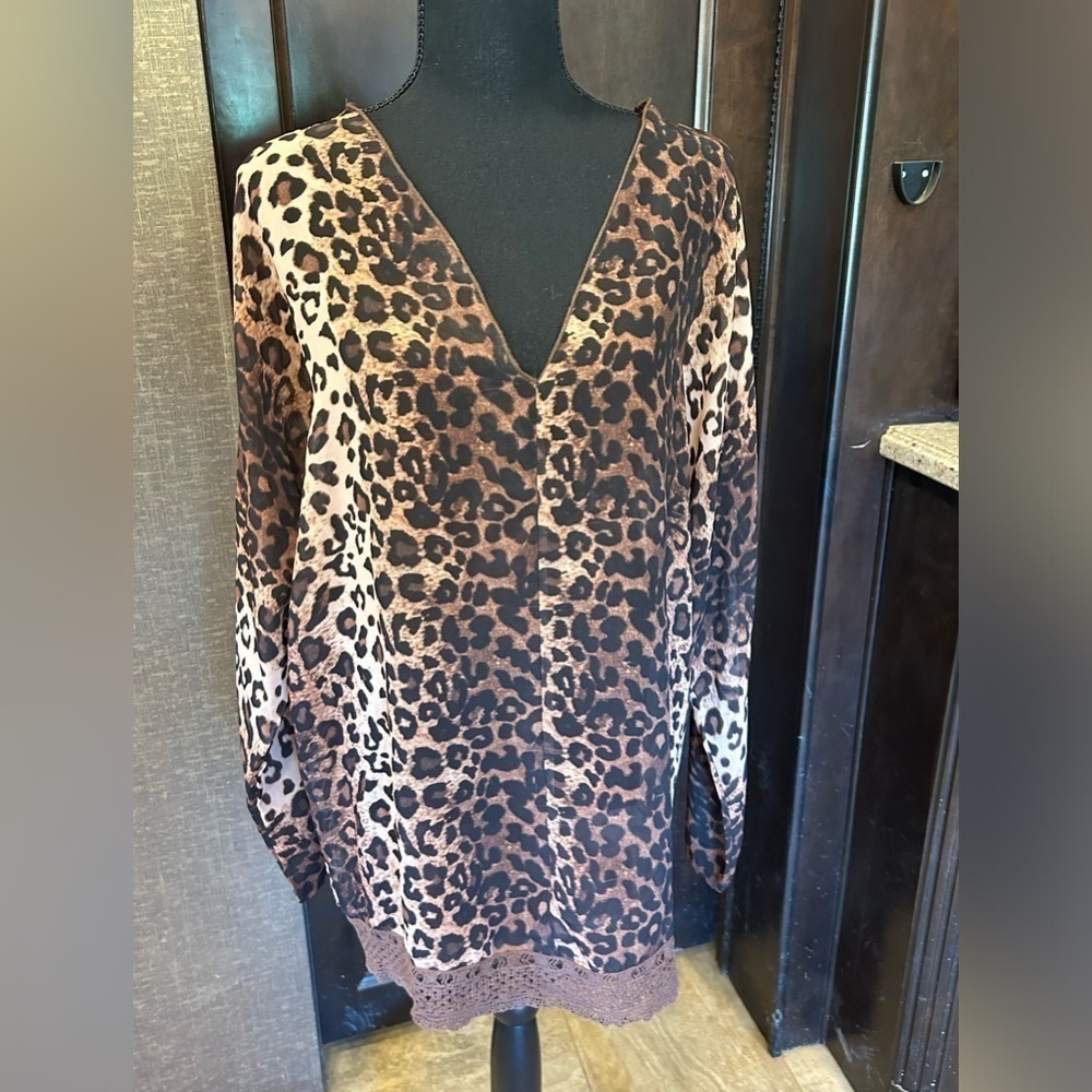 Monoreno top. Size large. Leopard print. Lace. V neck. V back.